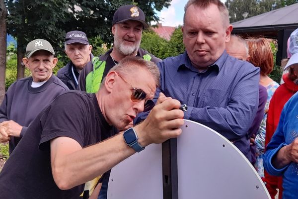 Mieszkaniec przed konkursem wraz z innymi uczestnikami imprezy.