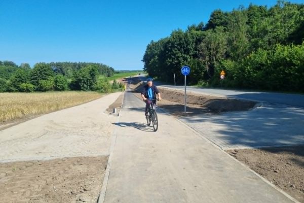 Mieszkaniec na rowerze na ścieżce rowerowej.
