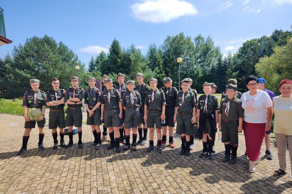 Harcerze wraz z Panią Dyrektor - zdjęcie grupowe.