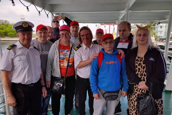 Grupowe zdjęcie na statku.