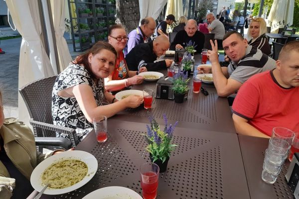 Mieszkańcy jedzą obiad w Kołobrzegu.