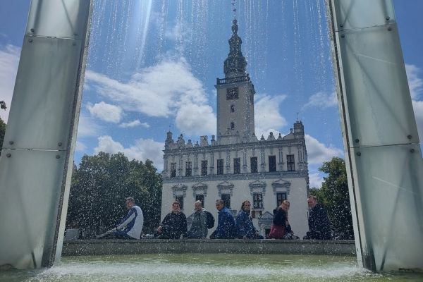 Mieszkańcy przy fontannie.