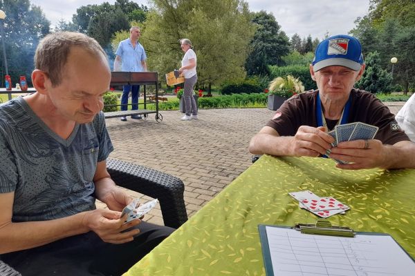 Gry stolikowe i inne zabawyu  na świeżym powietrzu.