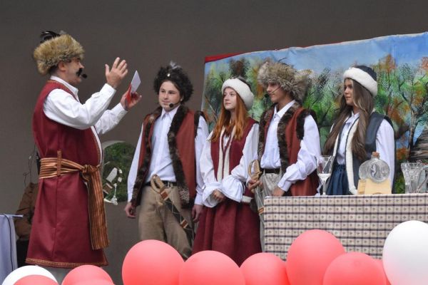 Mieszkańcy w strojach z epoki Mickiewicza.