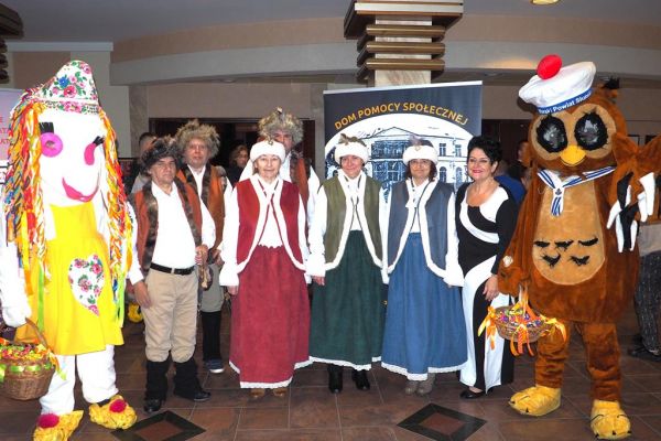 Mieszkańcy w strojach z epoki Mickiewicza.