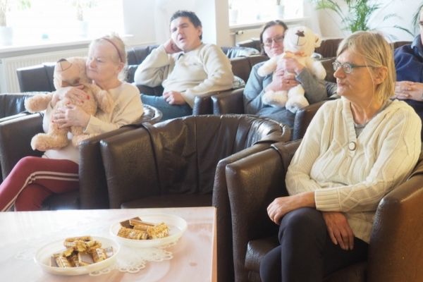 Mieszkańcy oglądaja film.