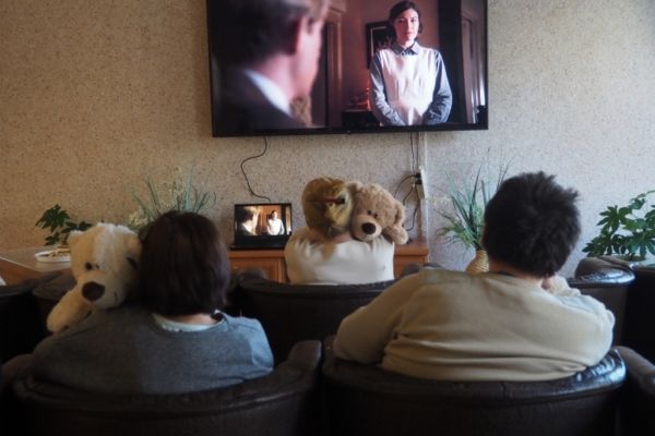 Mieszkańcy oglądaja film.