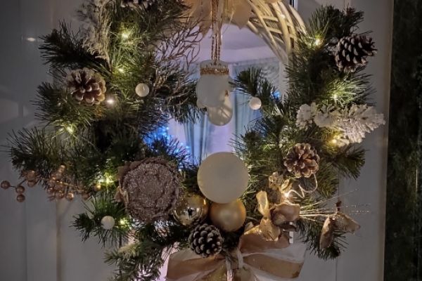 Ustrojona wianek świąteczny w DPS w Lubuczewie.