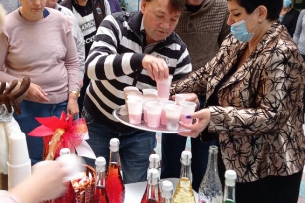 Mieszkańcy kosztują picolo w Sylwestra.