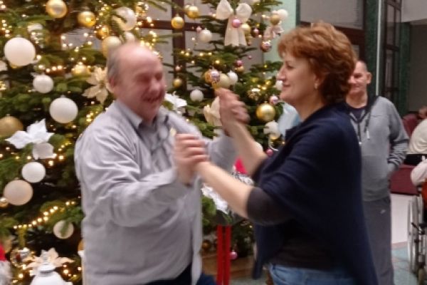 Mieszkańciec tańczy z okazji Sylwestra.