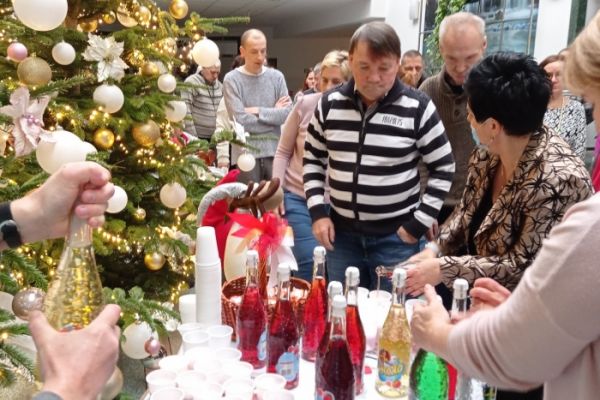 Mieszkańcy kosztują picolo w Sylwestra.