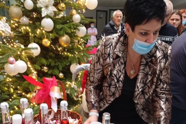 Mieszkańcy kosztują picolo w Sylwestra.