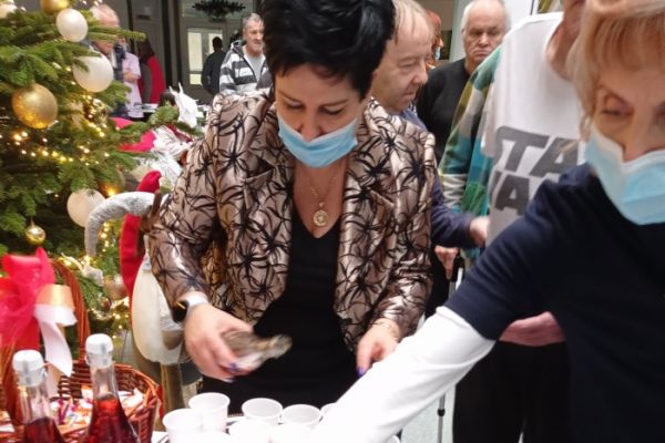 Mieszkańcy kosztują picolo w Sylwestra.