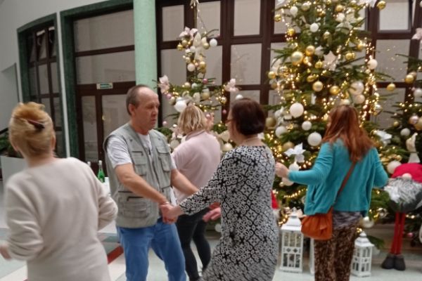 Mieszkańcy tańczą w Sylwestra.