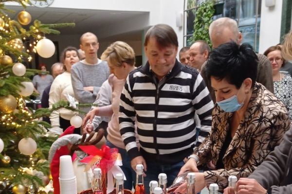 Mieszkańcy kosztują picolo w Sylwestra.