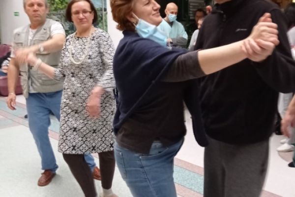 Mieszkańcy tańczą w Sylwestra.