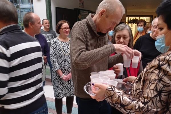 Mieszkańcy kosztują picolo w Sylwestra.