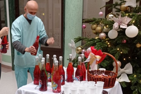 Mieszkańcy kosztują picolo w Sylwestra.