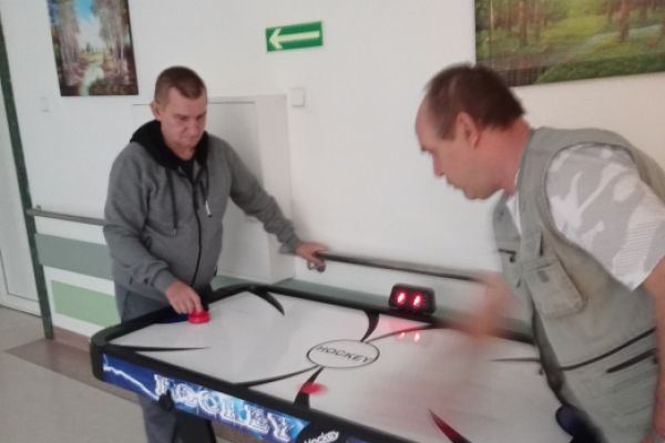 Mieszkańcy graja w cymbergaja.