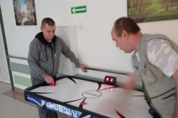 Mieszkańcy graja w cymbergaja.