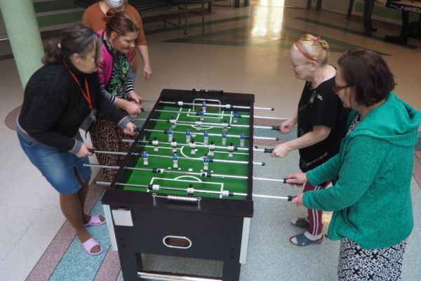 Mieszkańcy graja w piłkarzyki.