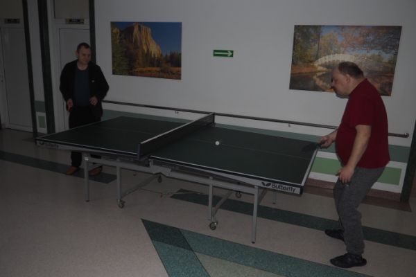 Mieszkańcy graja w ping ponga.