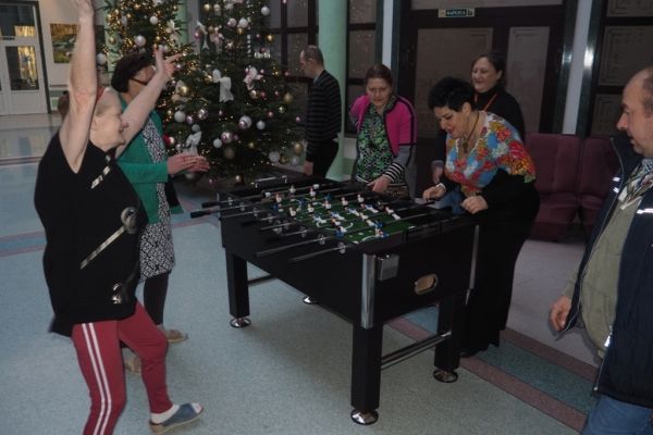 Mieszkańcy graja w piłkarzyki.