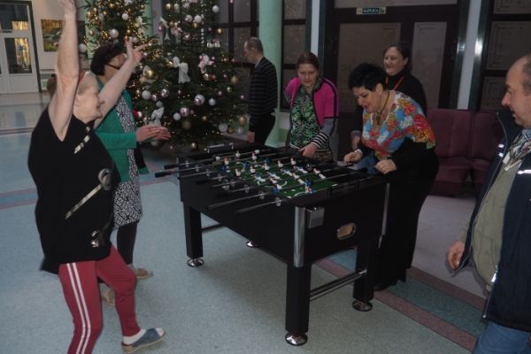 Mieszkańcy graja w piłkarzyki.