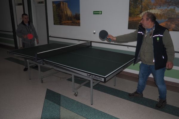 Mieszkańcy graja w ping ponga.