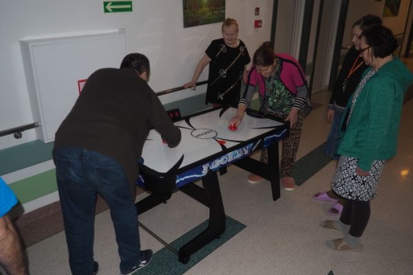 Mieszkańcy graja w cymbergaja.