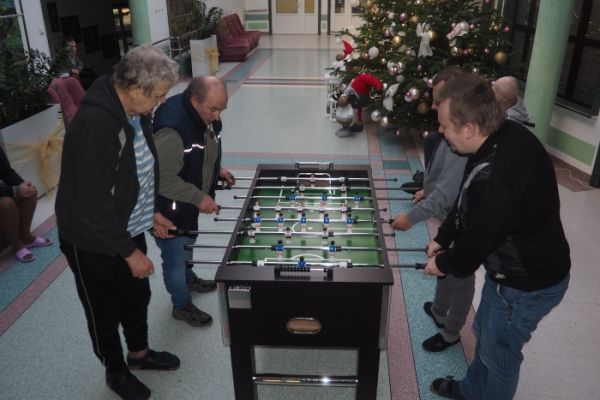 Mieszkańcy graja w piłkarzyki.