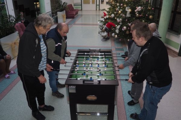 Mieszkańcy graja w piłkarzyki.