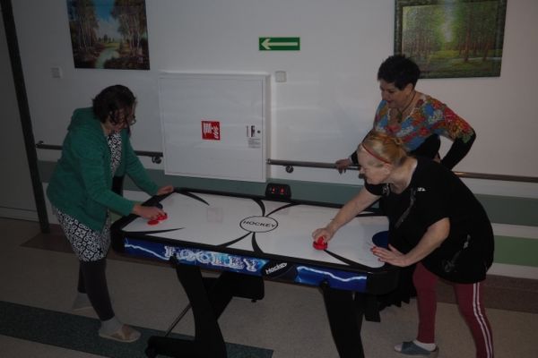 Mieszkańcy graja w cymbergaja.