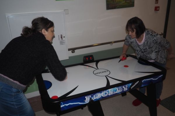 Mieszkańcy graja w cymbergaja.