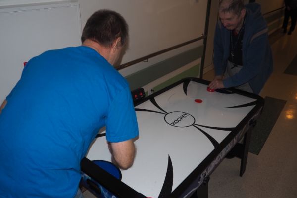 Mieszkańcy graja w cymbergaja.