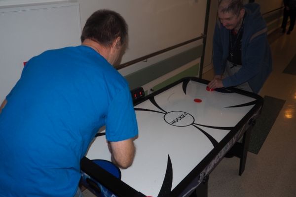 Mieszkańcy graja w cymbergaja.