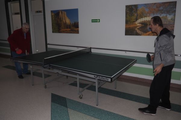 Mieszkańcy graja w ping ponga.