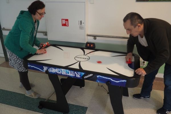 Mieszkańcy graja w cymbergaja.