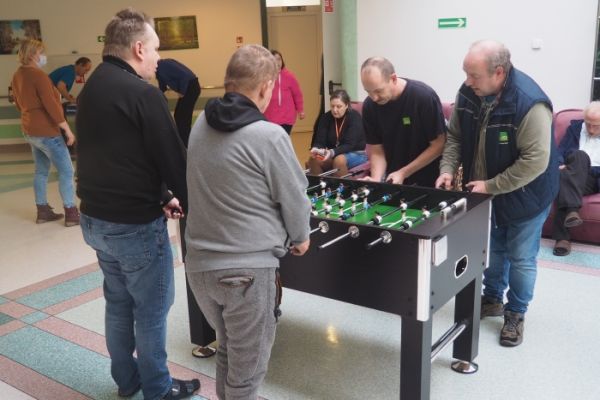 Mieszkańcy graja w piłkarzyki.