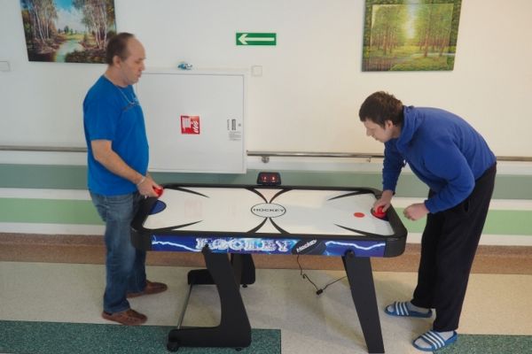 Mieszkańcy graja w cymbergaja.