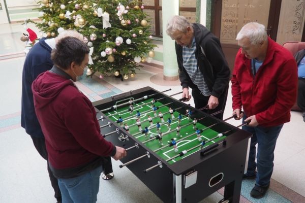 Mieszkańcy graja w piłkarzyki.