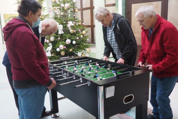 Mieszkańcy graja w piłkarzyki.