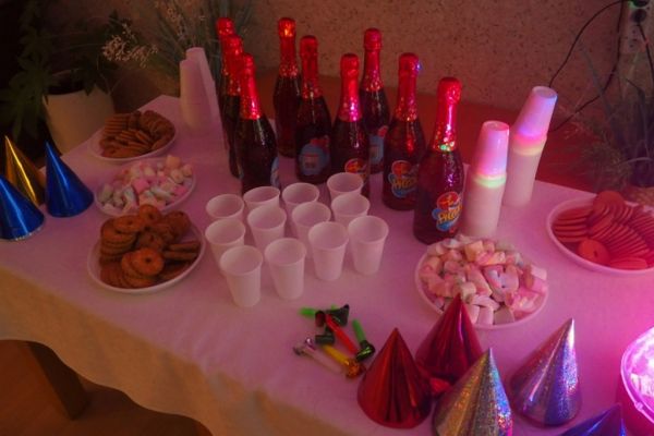 Mieszkańcy tańczą na Balu Karnawałowym w DPS w Lubuczewie.