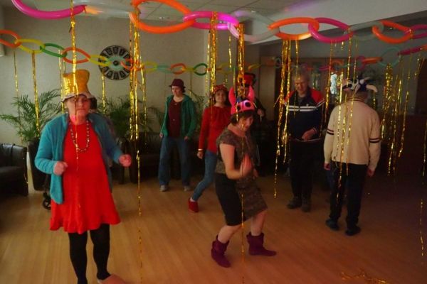 Mieszkańcy tańczą na Balu Karnawałowym w DPS w Lubuczewie.