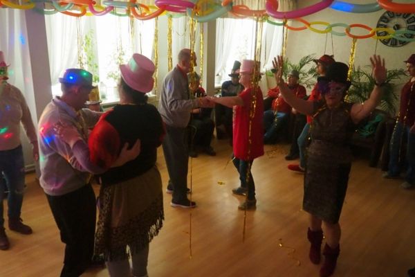 Mieszkańcy tańczą na Balu Karnawałowym w DPS w Lubuczewie.