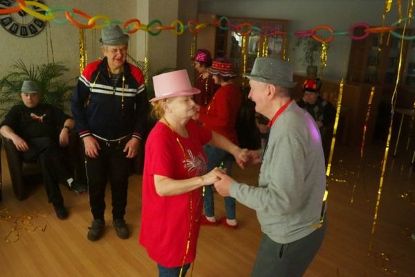 Mieszkańcy tańczą na Balu Karnawałowym w DPS w Lubuczewie.