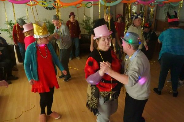 Mieszkańcy tańczą na Balu Karnawałowym w DPS w Lubuczewie.