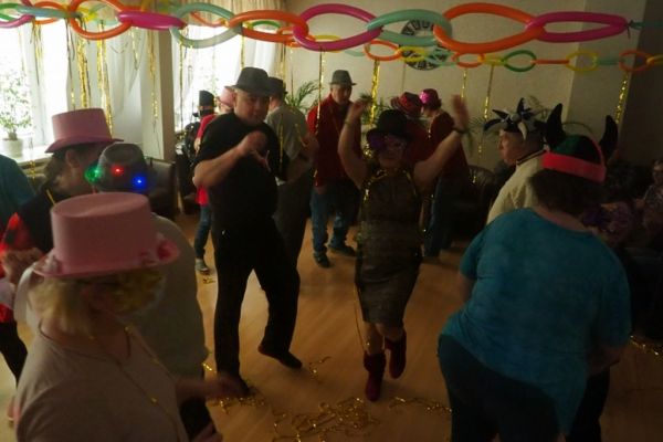 Mieszkańcy tańczą na Balu Karnawałowym w DPS w Lubuczewie.