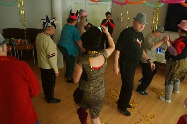 Mieszkańcy tańczą na Balu Karnawałowym w DPS w Lubuczewie.