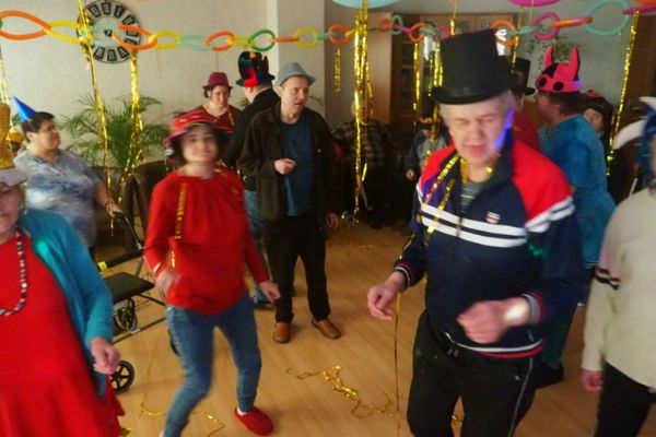 Mieszkańcy tańczą na Balu Karnawałowym w DPS w Lubuczewie.